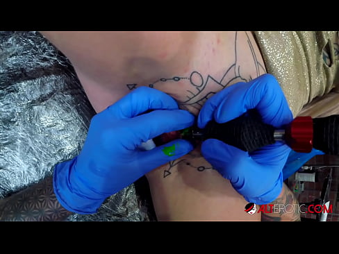 ❤️ Tsis tshua muaj tattooed hottie Sully Savage tau txais tattoo ntawm nws clitoris ❤️ Anal video ntawm peb hmn.pornoxlxx.ru% ib